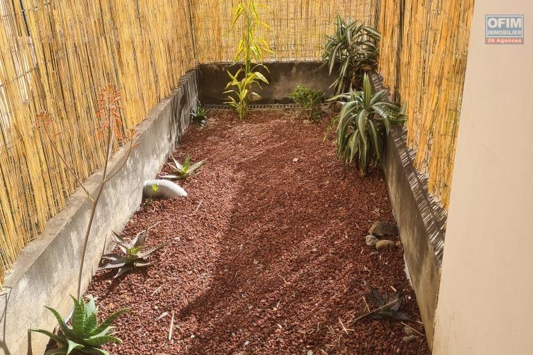 A louer magnifique appartement MEUBLE de type F2 avec jardinets le Tampon