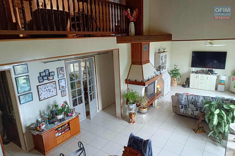 A la Chaloupe St Leu maison T 6/7 en duplex  rénovée en 2018 avec une trés belle vue mer - Salon rez de chaussée