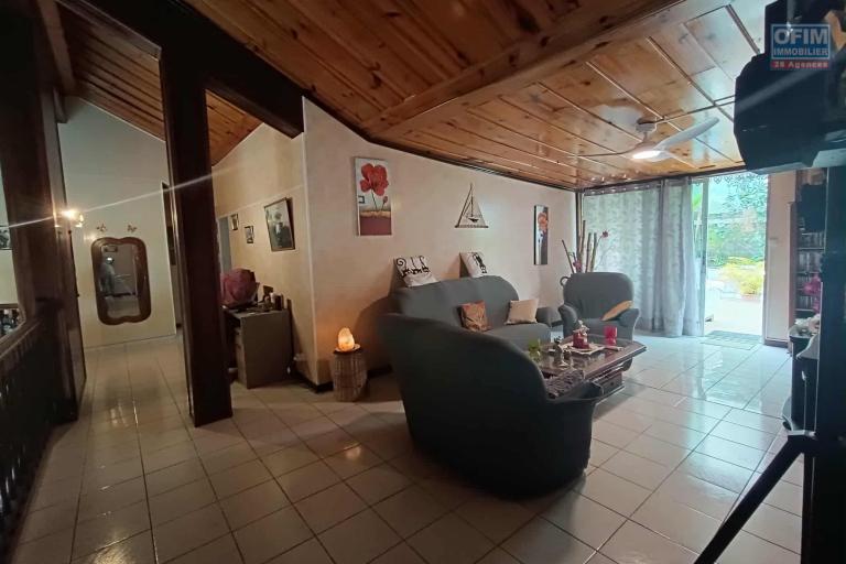 A la Chaloupe St Leu maison T 6/7 en duplex  rénovée en 2018 avec une trés belle vue mer - Salon étage