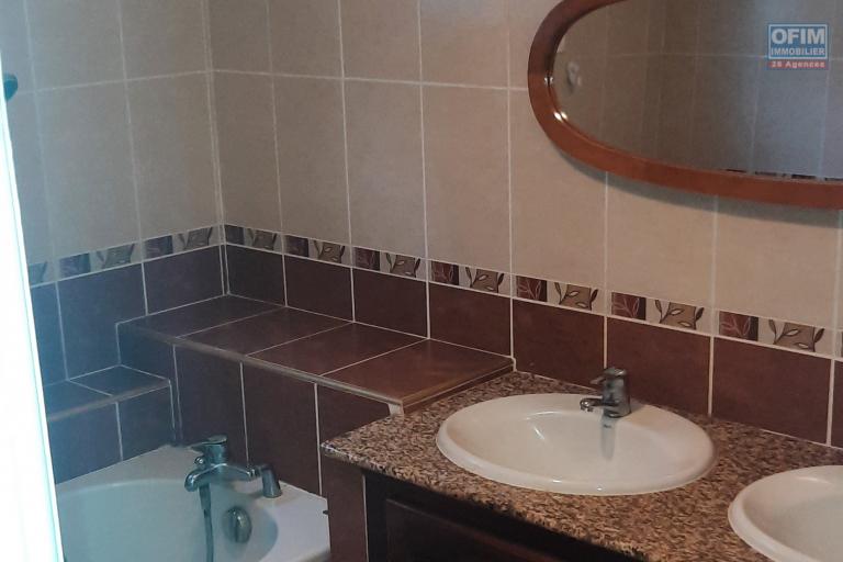 A louer maison de type F4 avec 3 chambres, sur saint-André, avec jardin, prés de champ borne, quartier calme