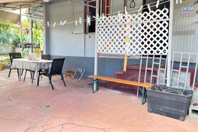 A vendre maison T3/4 à St Denis quartier La Source.