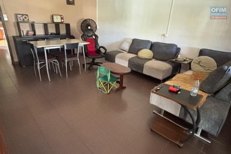 A vendre maison T3/4 à St Denis quartier La Source.