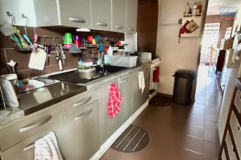 A vendre maison T3/4 à St Denis quartier La Source.