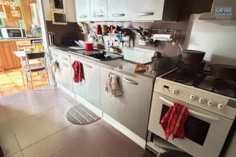 A vendre maison T3/4 à St Denis quartier La Source.