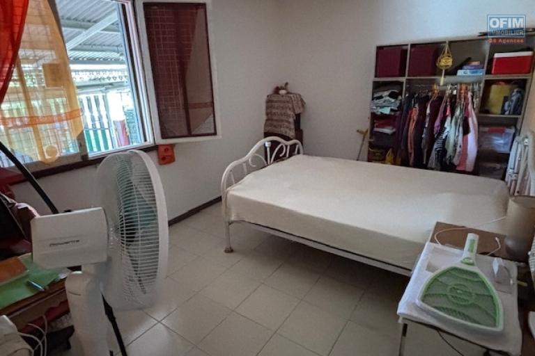 A vendre maison T3/4 à St Denis quartier La Source.