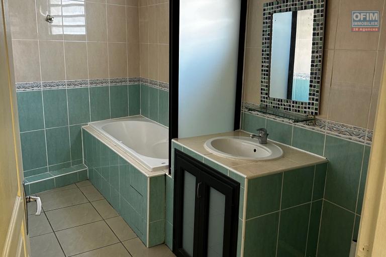 A louer appartement F3 au 1er et dernier étage d'un petit immeuble de 2 logements