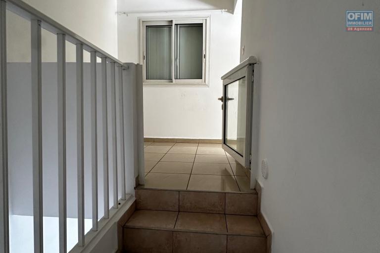 A louer appartement F3 au 1er et dernier étage d'un petit immeuble de 2 logements