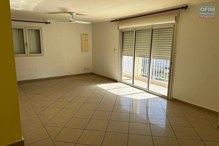 A louer appartement F3 au 1er et dernier étage d'un petit immeuble de 2 logements