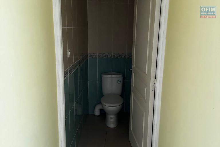 A louer appartement F3 au 1er et dernier étage d'un petit immeuble de 2 logements