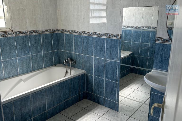 A louer jolie villa F4/5 dans lotissement résidentiel en centre ville de Bras-Panon