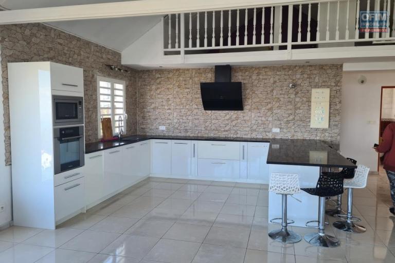 A louer magnifique appartement MEUBLE récent de type F4 + bureau avec jardinet la Plaine des Cafres 21 éme Km