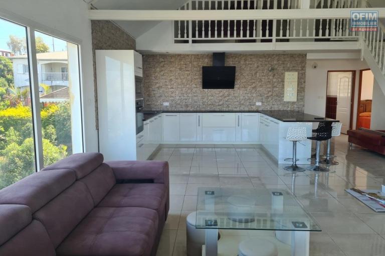 A louer magnifique appartement MEUBLE récent de type F4 + bureau avec jardinet la Plaine des Cafres 21 éme Km