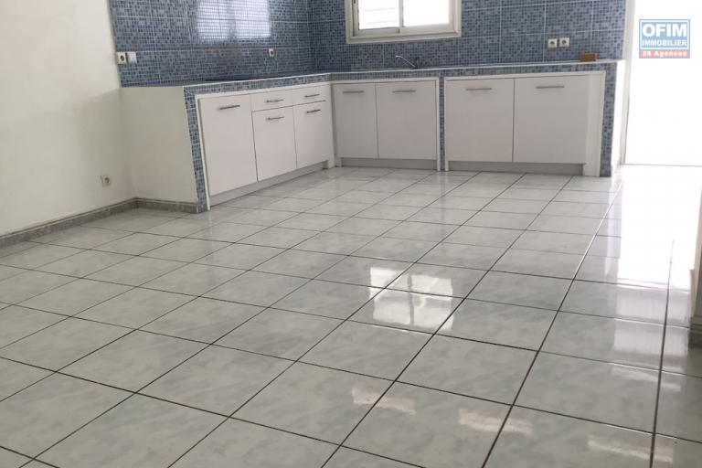 A louer un appartement T2 en rez-de-jardin au centre ville du Port