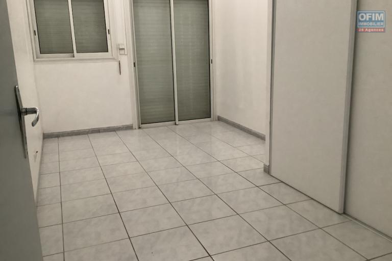 A louer un appartement T2 en rez-de-jardin au centre ville du Port