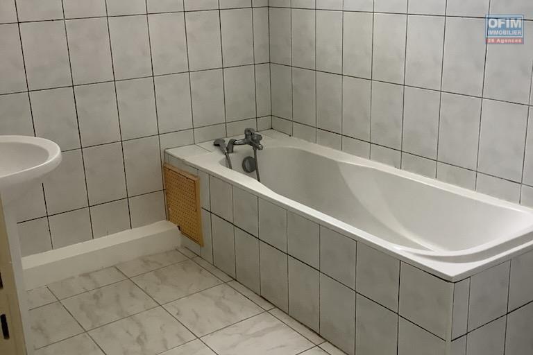 A louer un appartement de type T3 en duplex  au centre ville du Port