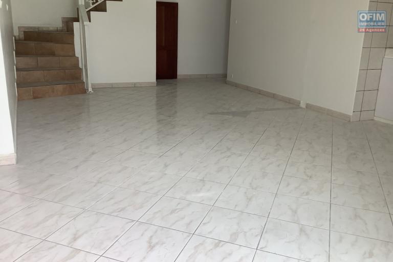 A louer un appartement de type T3 en duplex  au centre ville du Port