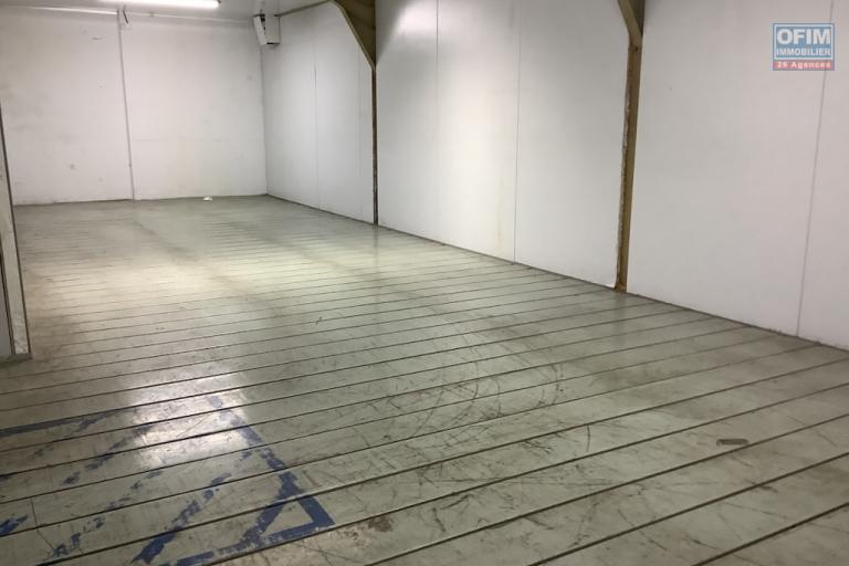 A louer local de 295m2 sur Saint-Paul ( Cambaie )