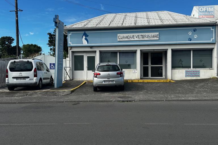 A louer local commercial ou professionnel avec parking en centre ville de Saint-André