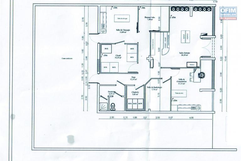 A louer local commercial ou professionnel avec parking en centre ville de Saint-André