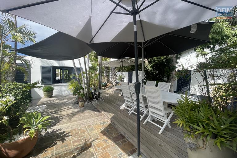 À Vendre – Maison d’Exception meublée à Cap Champagne – Boucan Canot (97434) - terrasse arrière de la villa