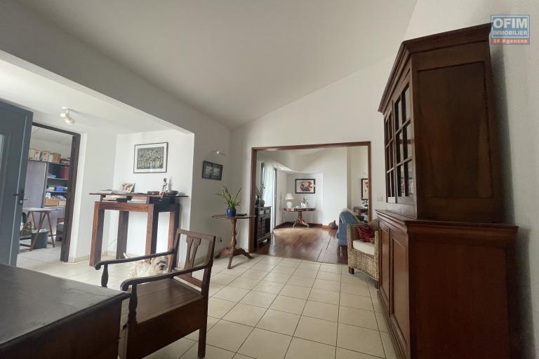 À Vendre – Maison d’Exception à Cap Champagne – Boucan Canot (97434) - hall d'entré villa