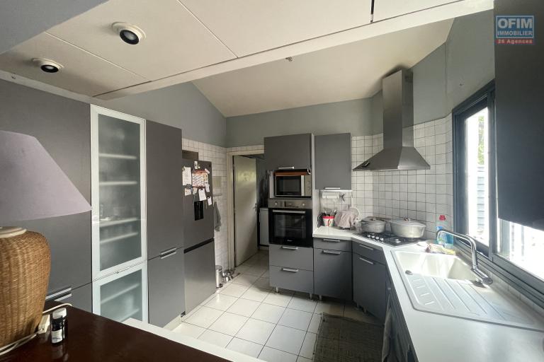 À Vendre – Maison d’Exception à Cap Champagne – Boucan Canot (97434) - cuisine villa avec cellier