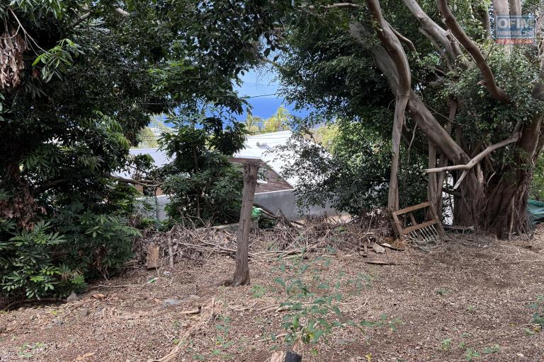 Terrain de 273 m2 en pente à 350 m d'altitude, pleine vue mer et montagne, en zone UD, R+1, viabilisé.