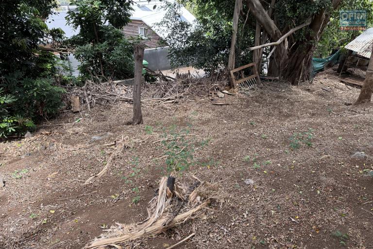 Terrain de 273 m2 en pente à 350 m d'altitude, pleine vue mer et montagne, en zone UD, R+1, viabilisé.