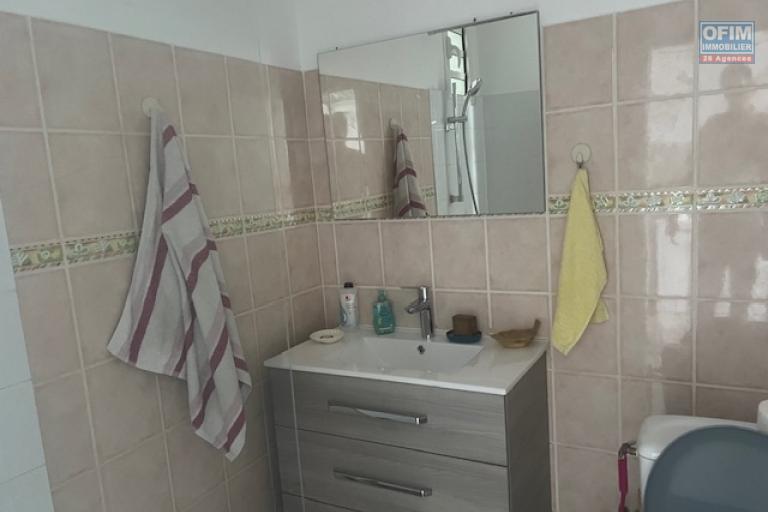 A louer jolie petit studio proche du lycée des AVIRONS