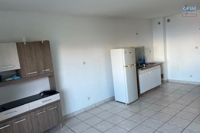 A louer jolie petit studio proche du lycée des AVIRONS