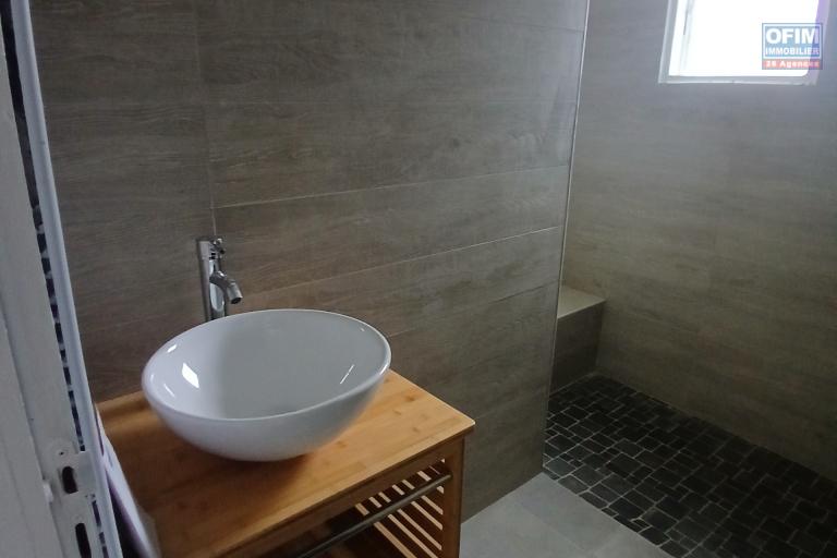 A LOUER Maison de type F4 entièrement rénovée sur Saint-Gilles Les Hauts