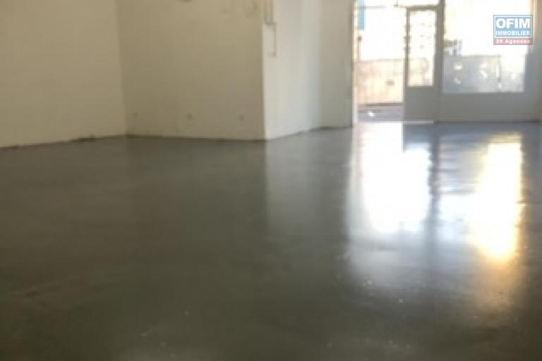 A louer local au centre ville du Port