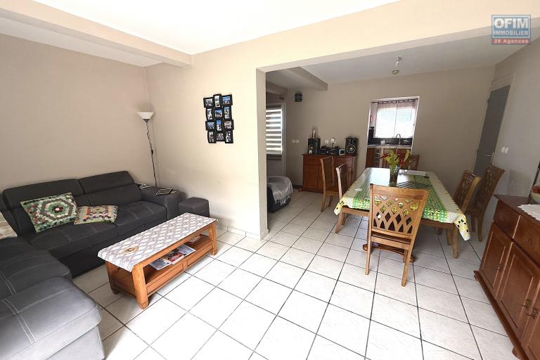 Jolie maison F5 en R+1 avec garage fermé et car port, implantée sur 484 m2 de terrain plat, sans travaux.