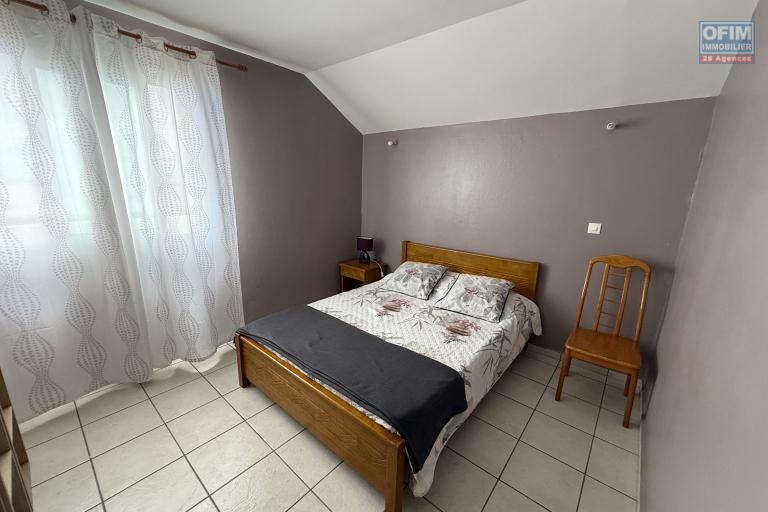 Jolie maison F5 en R+1 avec garage fermé et car port, implantée sur 484 m2 de terrain plat, sans travaux.