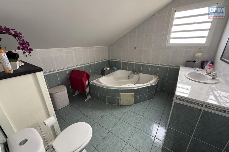 Jolie maison F5 en R+1 avec garage fermé et car port, implantée sur 484 m2 de terrain plat, sans travaux.