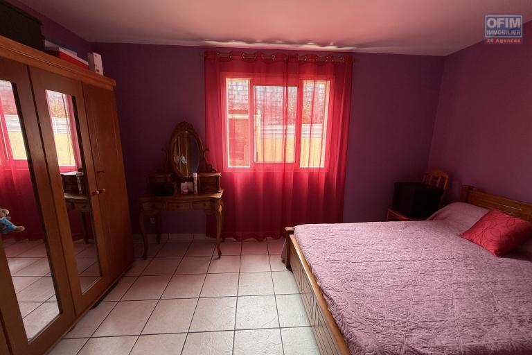 Jolie maison F5 en R+1 avec garage fermé et car port, implantée sur 484 m2 de terrain plat, sans travaux.