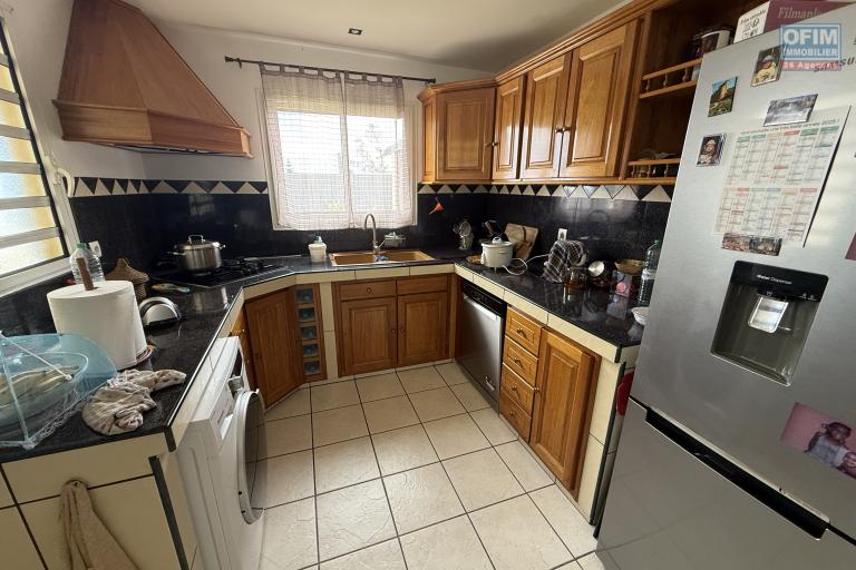 Jolie maison F5 en R+1 avec garage fermé et car port, implantée sur 484 m2 de terrain plat, sans travaux.