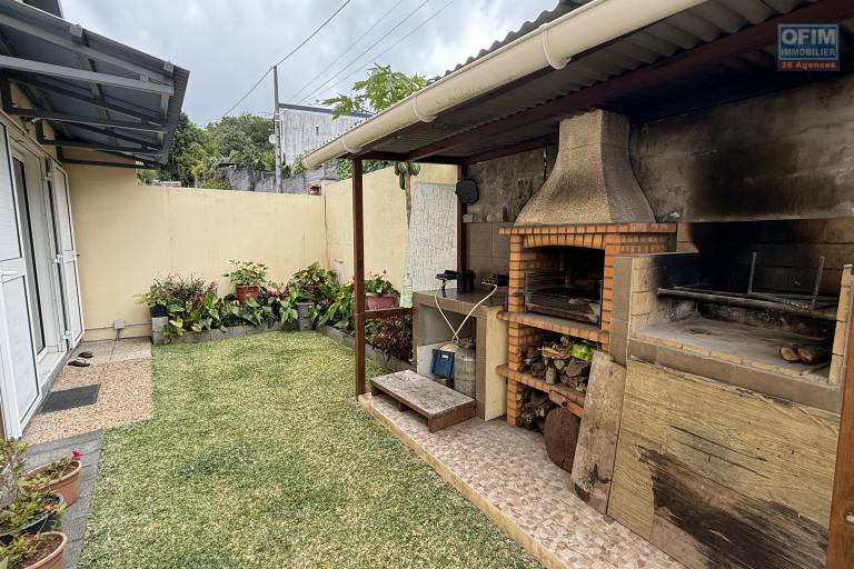 Jolie maison F5 en R+1 avec garage fermé et car port, implantée sur 484 m2 de terrain plat, sans travaux.