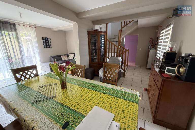 Jolie maison F5 en R+1 avec garage fermé et car port, implantée sur 484 m2 de terrain plat, sans travaux.