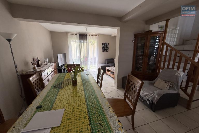 Jolie maison F5 en R+1 avec garage fermé et car port, implantée sur 484 m2 de terrain plat, sans travaux.