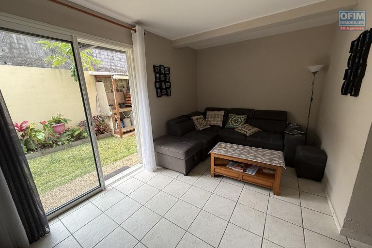 Jolie maison F5 en R+1 avec garage fermé et car port, implantée sur 484 m2 de terrain plat, sans travaux.