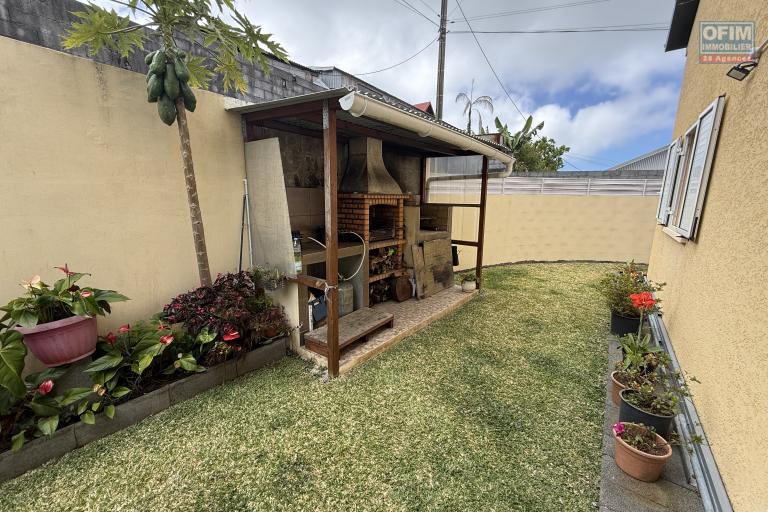 Jolie maison F5 en R+1 avec garage fermé et car port, implantée sur 484 m2 de terrain plat, sans travaux.