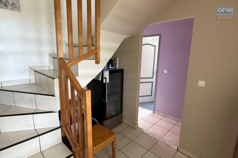 Jolie maison F5 en R+1 avec garage fermé et car port, implantée sur 484 m2 de terrain plat, sans travaux.