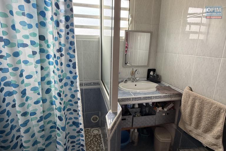 Jolie maison F5 en R+1 avec garage fermé et car port, implantée sur 484 m2 de terrain plat, sans travaux.