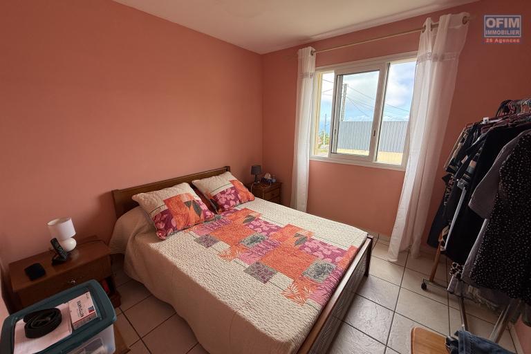 Jolie maison F5 en R+1 avec garage fermé et car port, implantée sur 484 m2 de terrain plat, sans travaux.