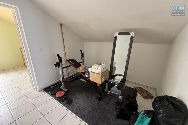 Jolie maison F5 en R+1 avec garage fermé et car port, implantée sur 484 m2 de terrain plat, sans travaux.