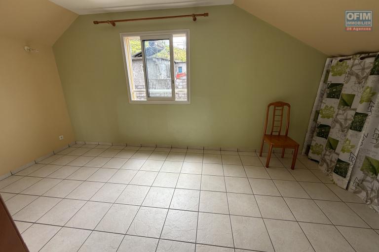 Jolie maison F5 en R+1 avec garage fermé et car port, implantée sur 484 m2 de terrain plat, sans travaux.