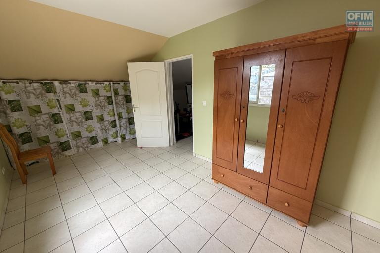 Jolie maison F5 en R+1 avec garage fermé et car port, implantée sur 484 m2 de terrain plat, sans travaux.