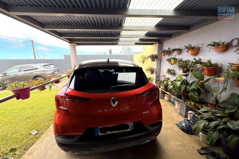 Jolie maison F5 en R+1 avec garage fermé et car port, implantée sur 484 m2 de terrain plat, sans travaux.