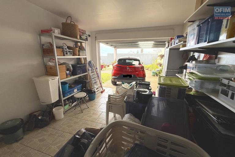 Jolie maison F5 en R+1 avec garage fermé et car port, implantée sur 484 m2 de terrain plat, sans travaux.